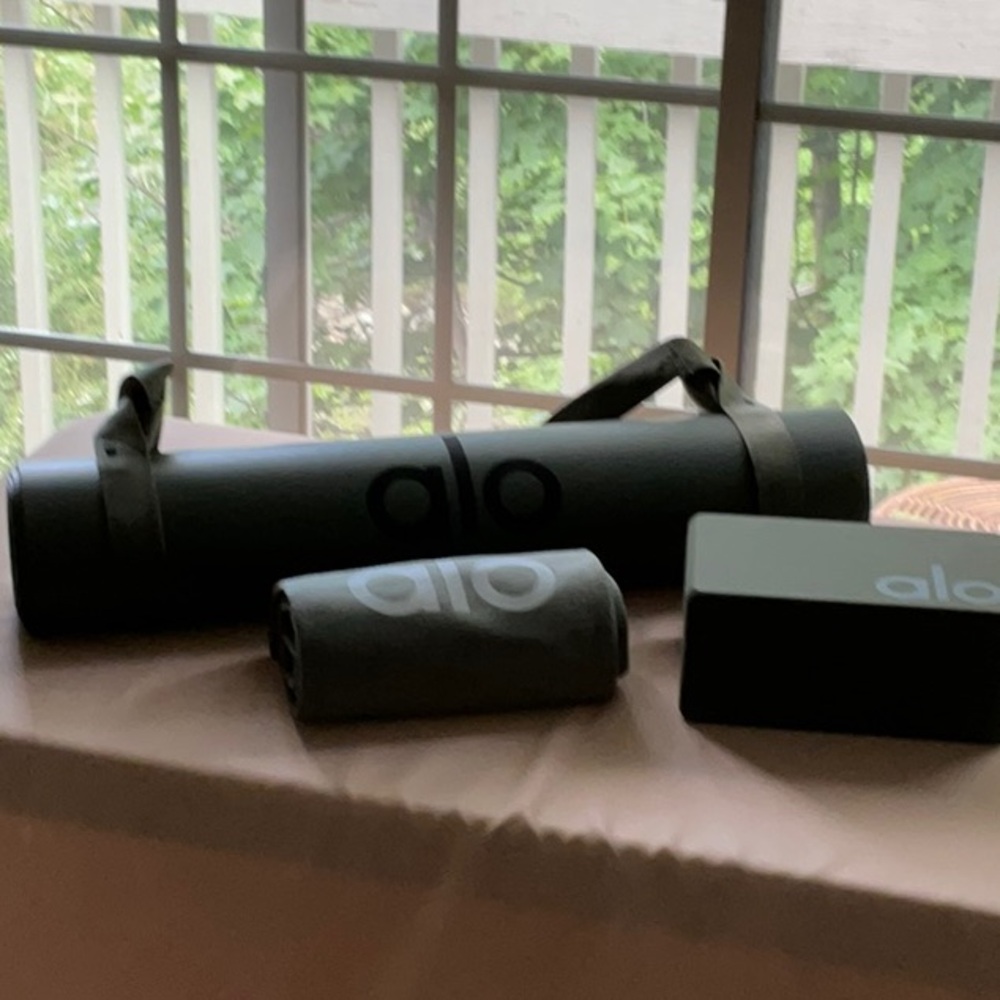 Alo Yoga Mat and Accessories Set in jungle green….  Brand new never used